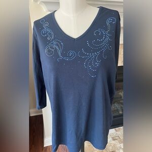Quacker Factory 1X Vintage Embellished 3/4 sleeve navy blue vneck scroll T-shirt